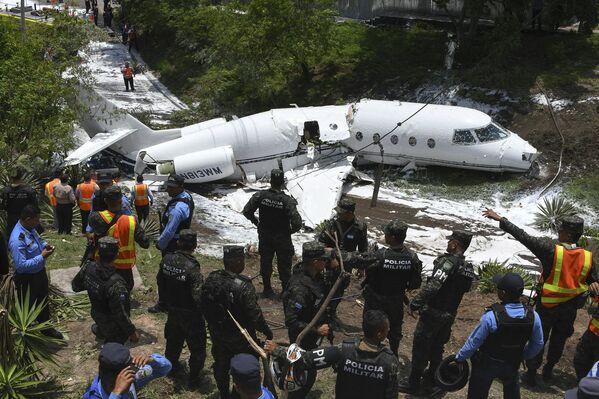 Самолет, выкатившийся за пределы взлетно-посадочной полосы в международном аэропорту Тонконтин в Тегусигальпе, Гондурас