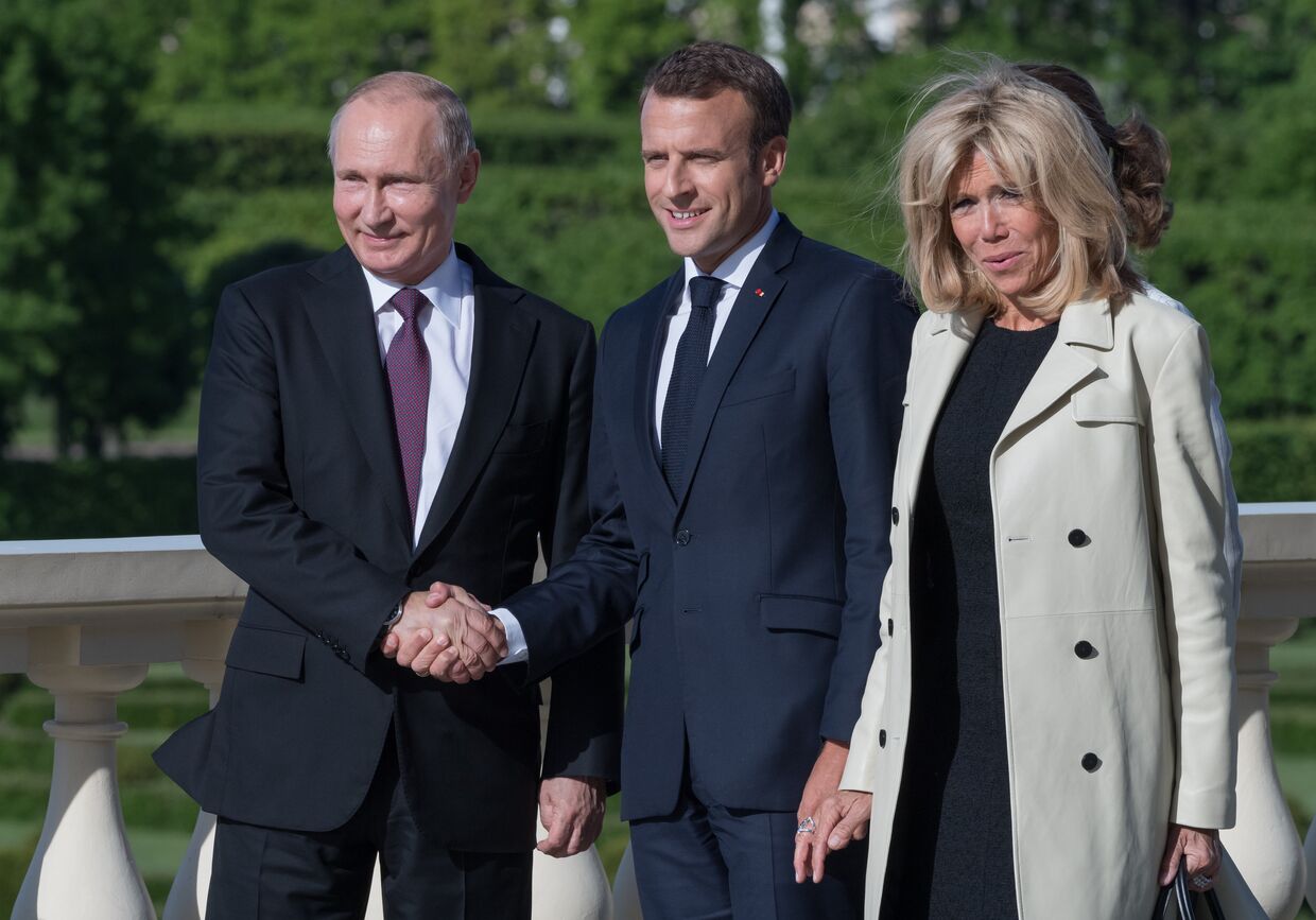 Президент РФ Владимир Путин и президент Франции Эмманюэль Макрон с супругой Бриджит во время встречи. 24 мая 2018