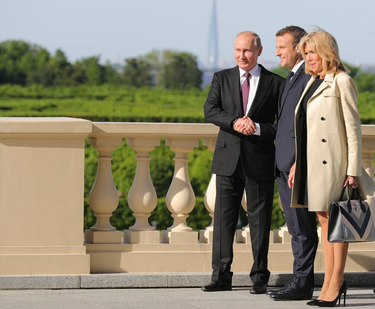 Президент РФ Владимир Путин и президент Франции Эммануэль Макрон с супругой Брижит во время встречи в Константиновском дворце в Стрельне