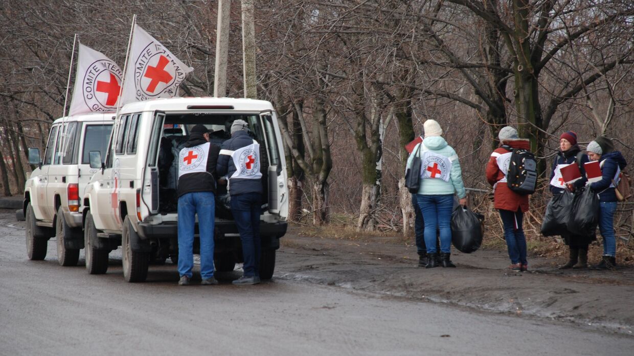 Сотрудники Красного Креста во время обмена пленными между самопровозглашенными Донецкой и Луганской народными республиками и Киевом