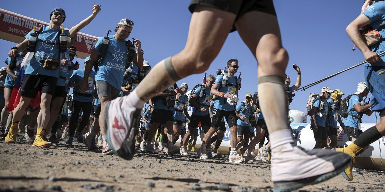 Участники марафона в пустыне Сахара