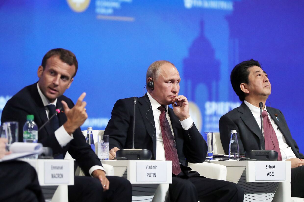 Президент РФ Владимир Путин, президент Франции Эммануэль Макрон и премьер-министр Японии Синдзо Абэ на Петербургском международном экономическом форуме. 25 мая 2018