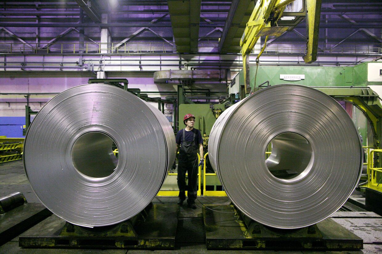 Алюминиевая лента в прокатном цехе завода Русал Саянал