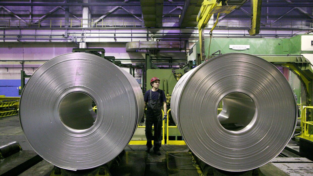 Алюминиевая лента в прокатном цехе завода Русал Саянал