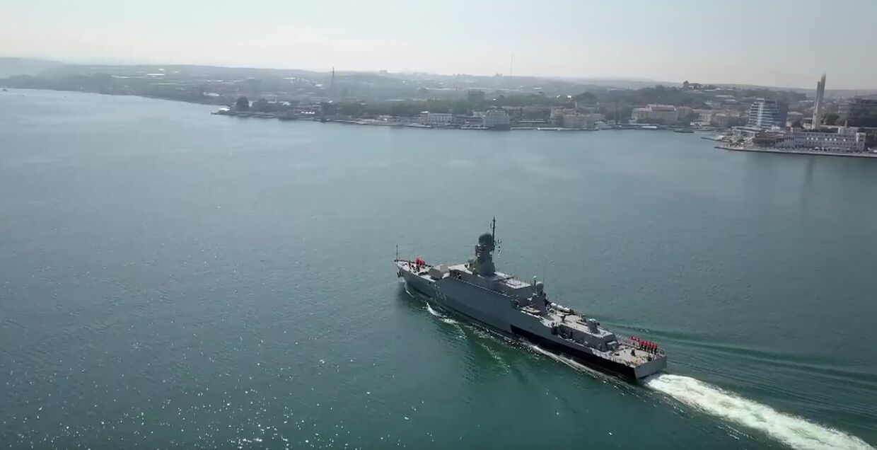 Новейший ракетный корабль «Вышний Волочек» прибыл в Крым: кадры с воздуха