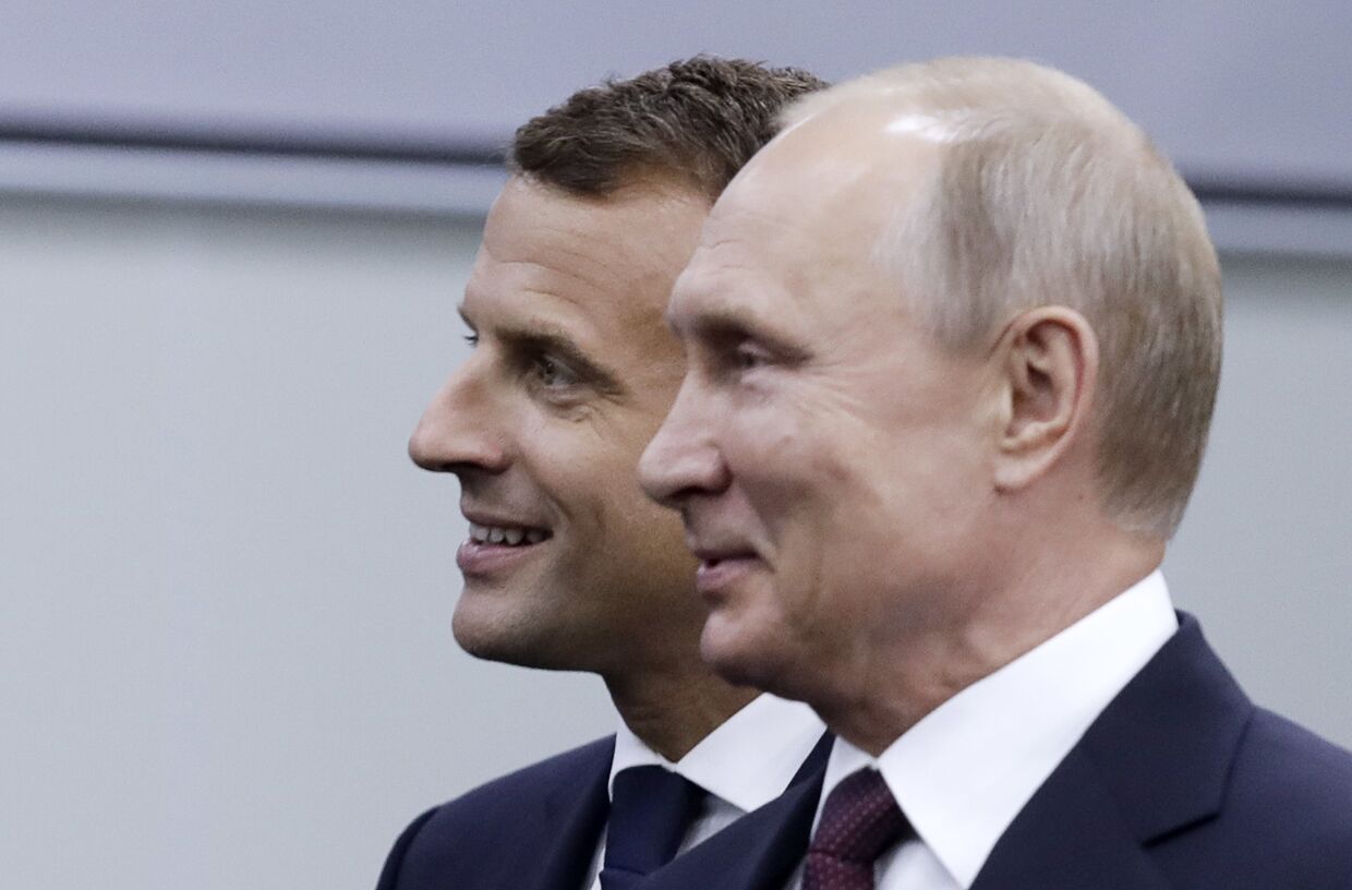 Президент Франции Эммануэль Макрон и президент России Владимир Путин