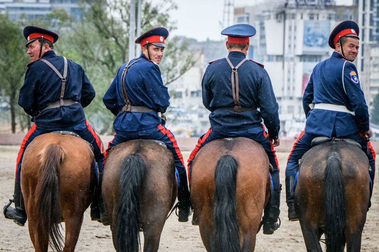 Донские казаки отрабатывают навыки верховой езды в Ростове-на-Дону