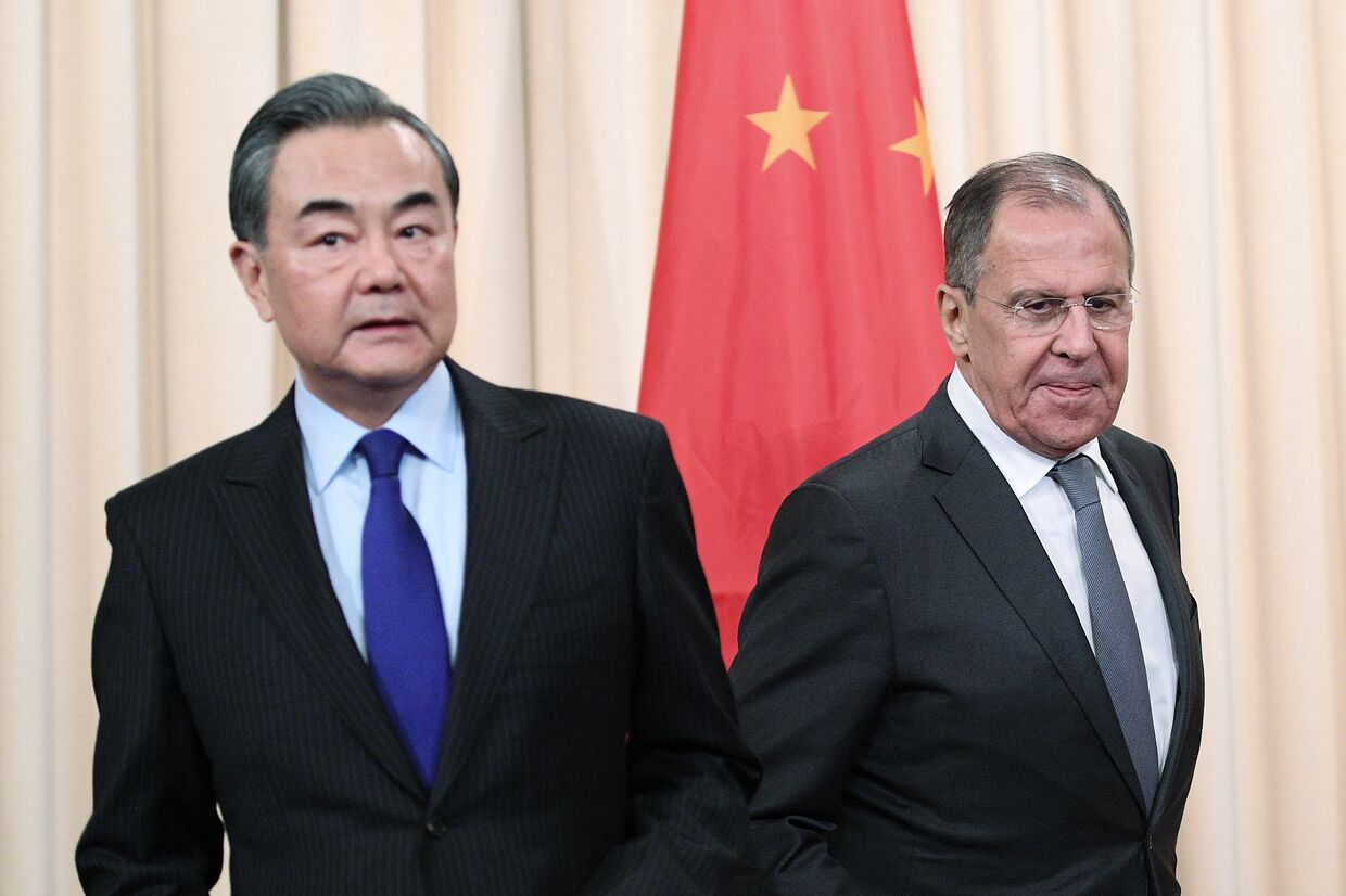 Министр иностранных дел России Сергей Лавров и министр иностранных дел КНР Ван И перед началом пресс-конференции в Москве. 5 апреля 2018