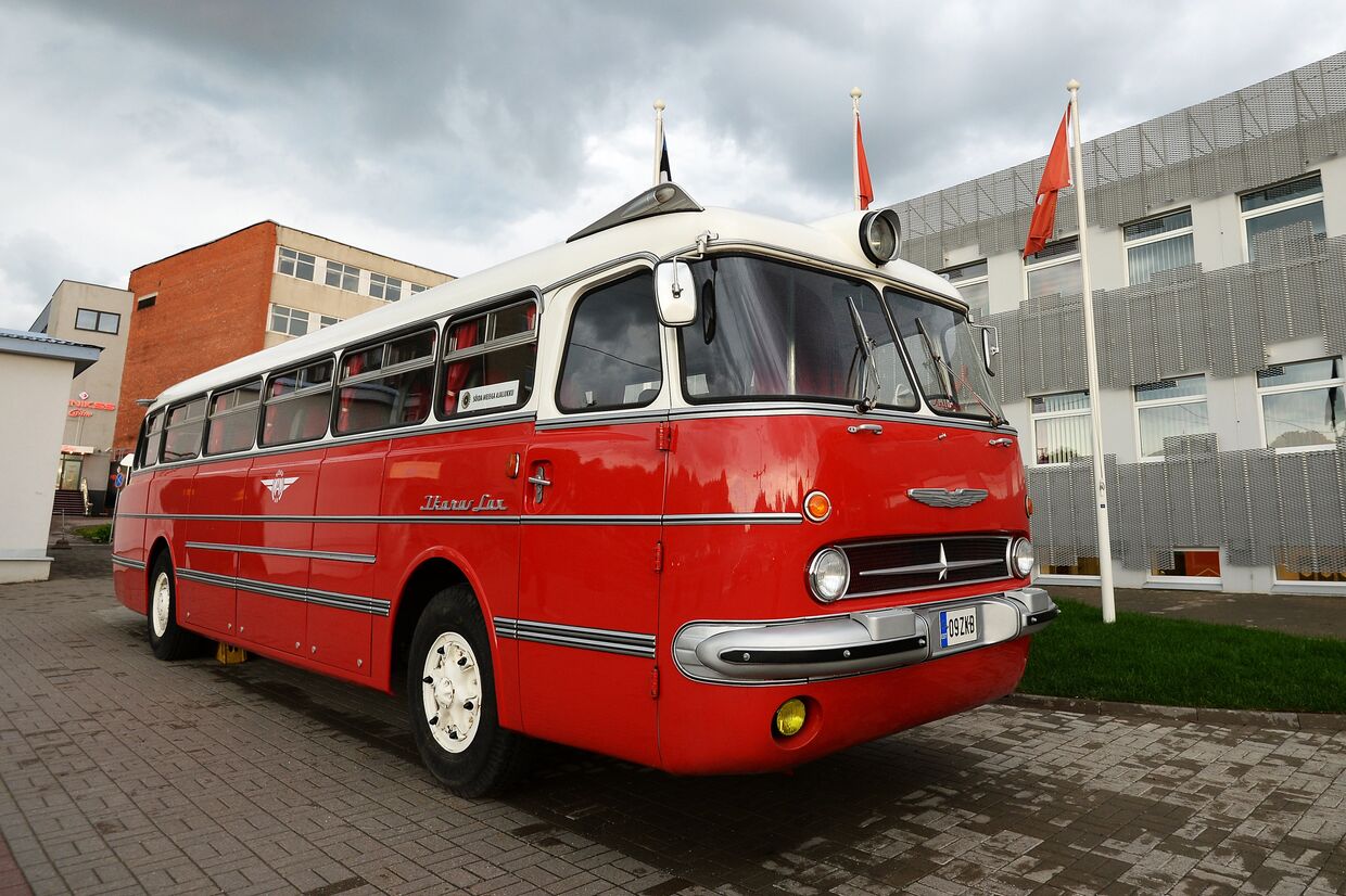 Автобус «Икарус» у автовокзала в Таллине, Эстония