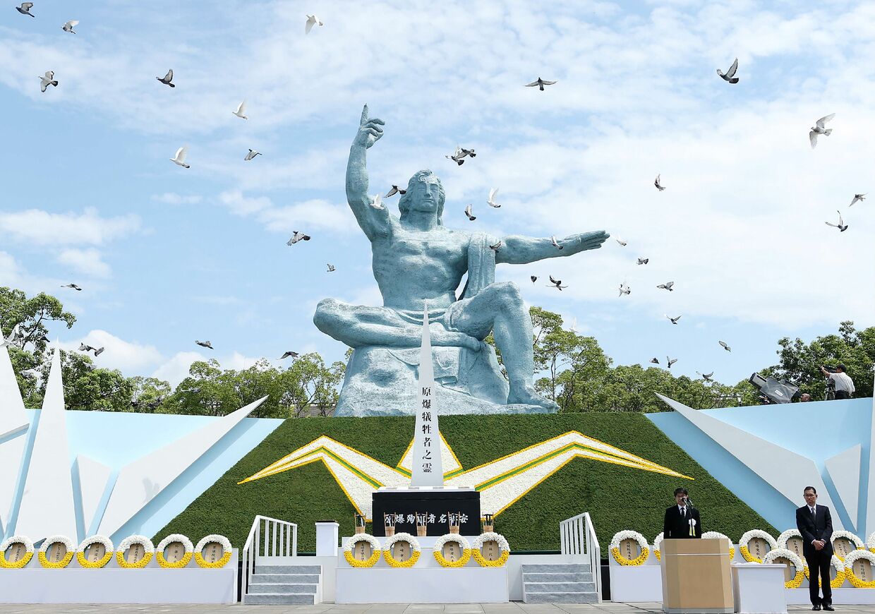 Церемония памяти жертв атомной бомбардировки у Статуи мира в Нагасаки