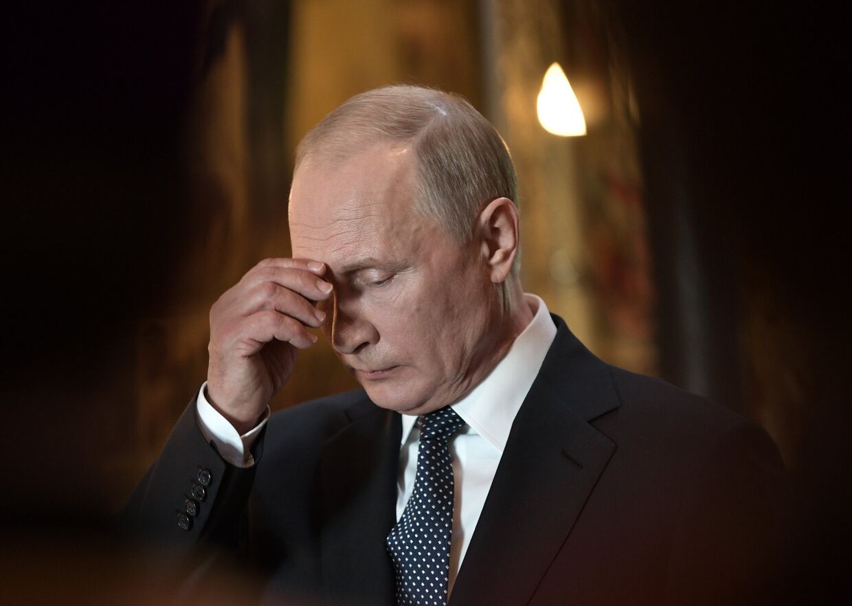Президент РФ Владимир Путин во время  благодарственного молебна по случаю инаугурации в Благовещенском соборе Кремля