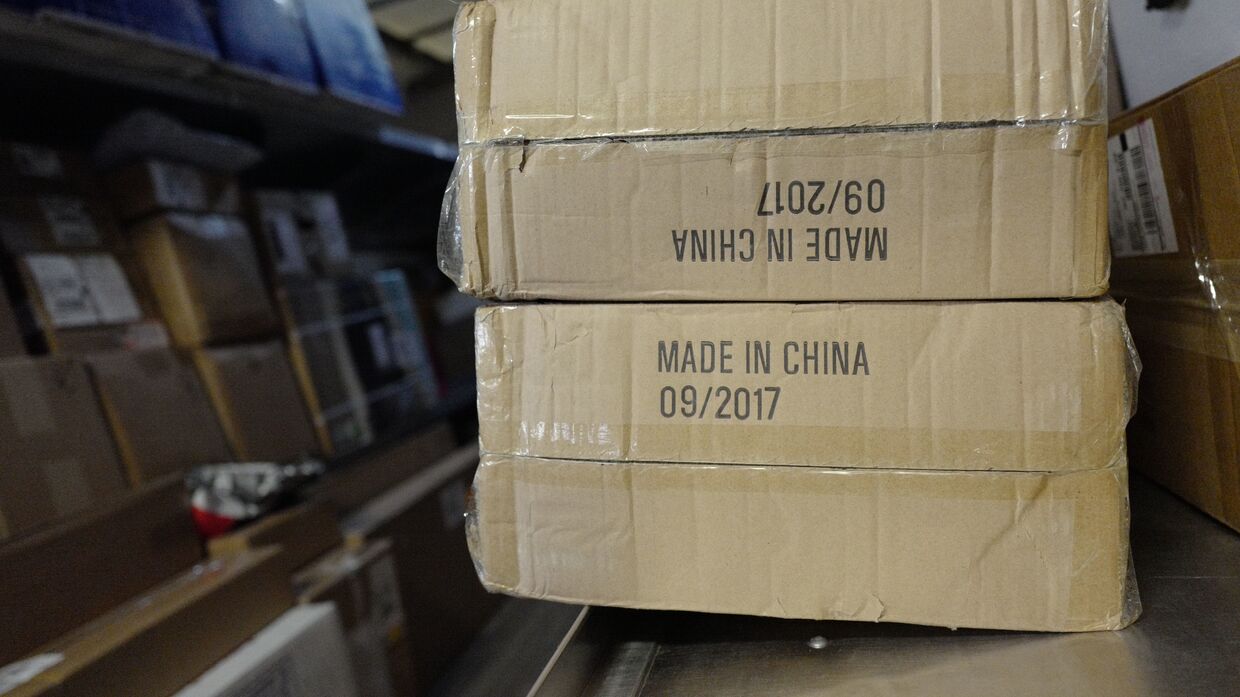 Коробка с товарами, сделанными в Китае, в службе доставки UPS  