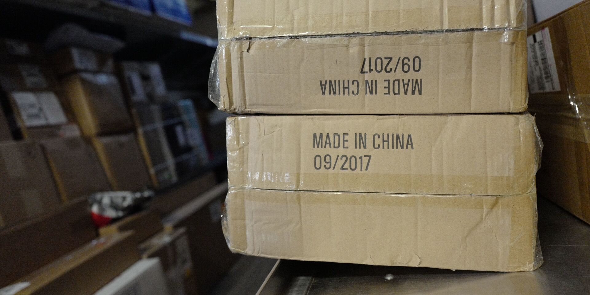 Коробка с товарами, сделанными в Китае, в службе доставки UPS   - ИноСМИ, 1920, 17.09.2022