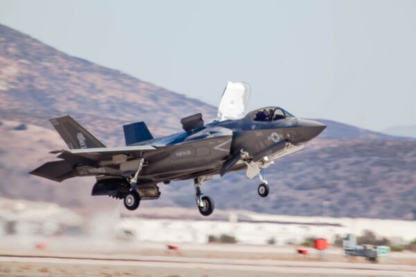 Американский истребитель F-35 «Молния II» Американский истребитель F-35 «Молния II»