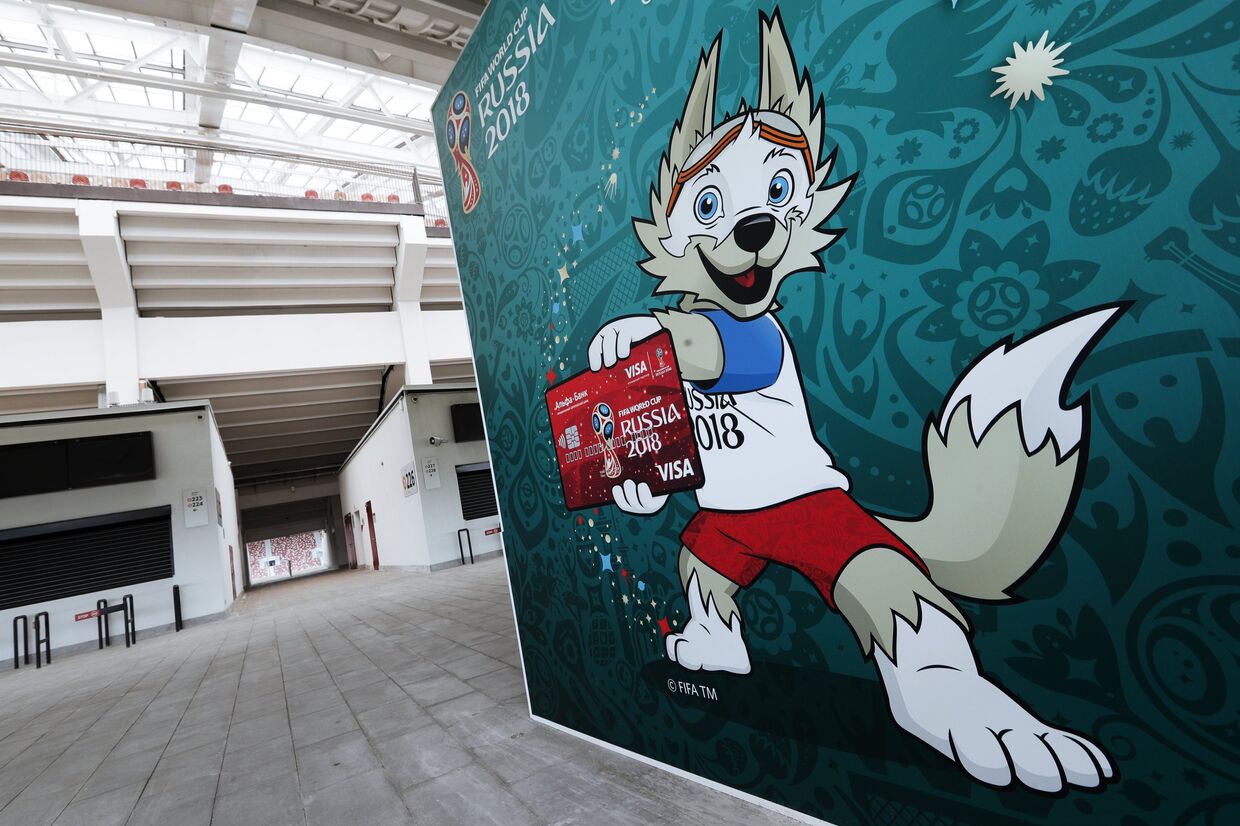 Баннер с изображением символа чемпионата мира по футболу ФИФА-2018 волка Забиваки в подтрибунном помещении БСА Лужники в Москве