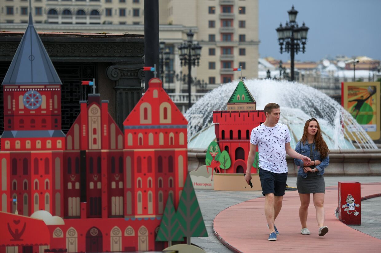 Арт-объекты, установленные к чемпионату мира по футболу 2018, на Манежной площади в Москве