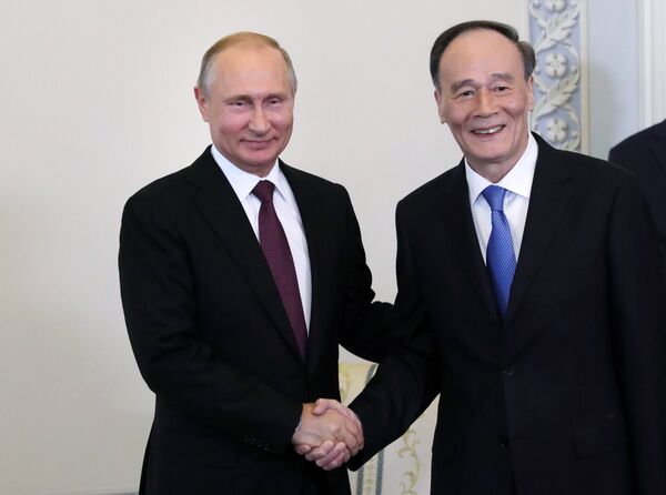 Президент РФ В. Путин принял участие в ПМЭФ - 2018 Президент РФ В. Путин принял участие в ПМЭФ - 2018