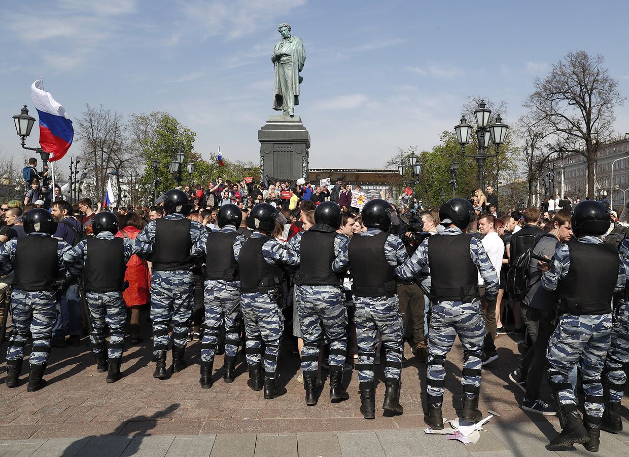 Сотрудники полиции во время несанкционированной акции оппозиции на Пушкинской площади в Москве.
