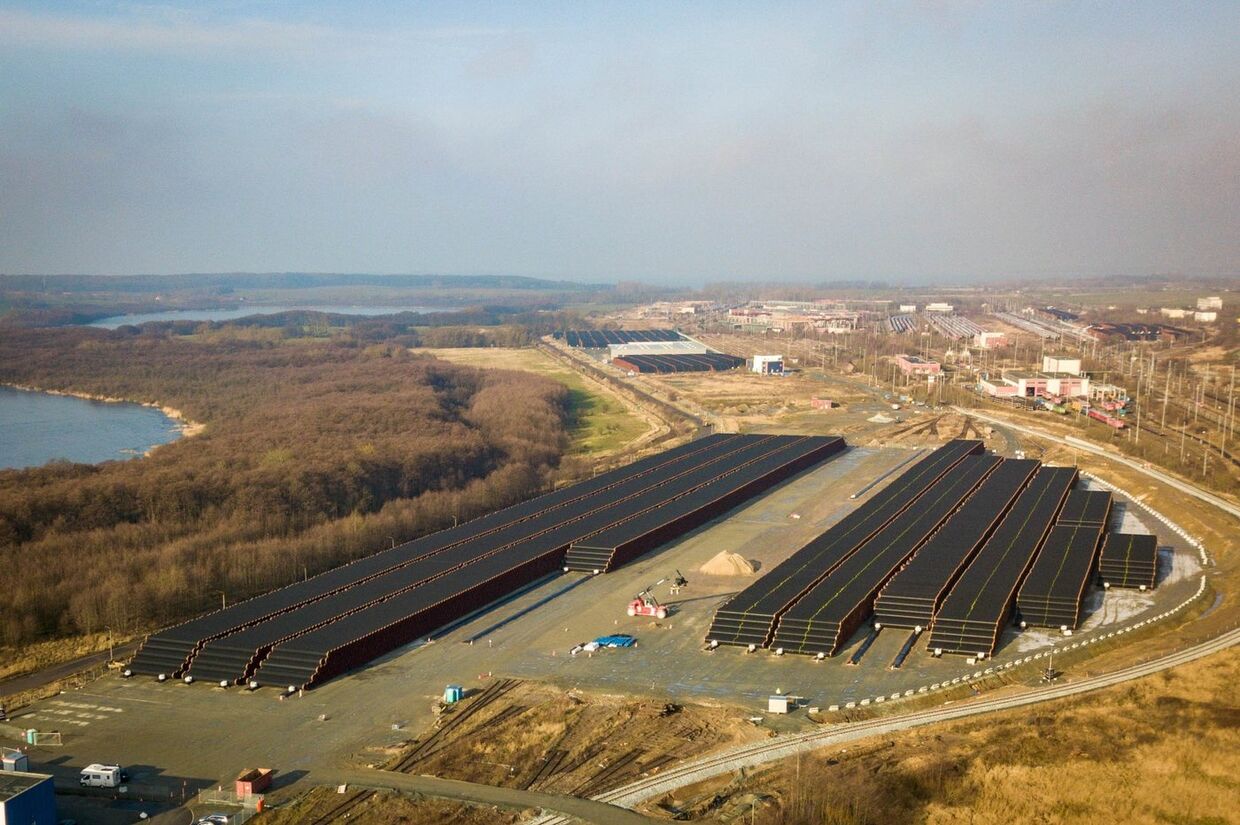 Трубы для строительства газопровода Северный поток - 2 недалеко от порта Мукран, Германия