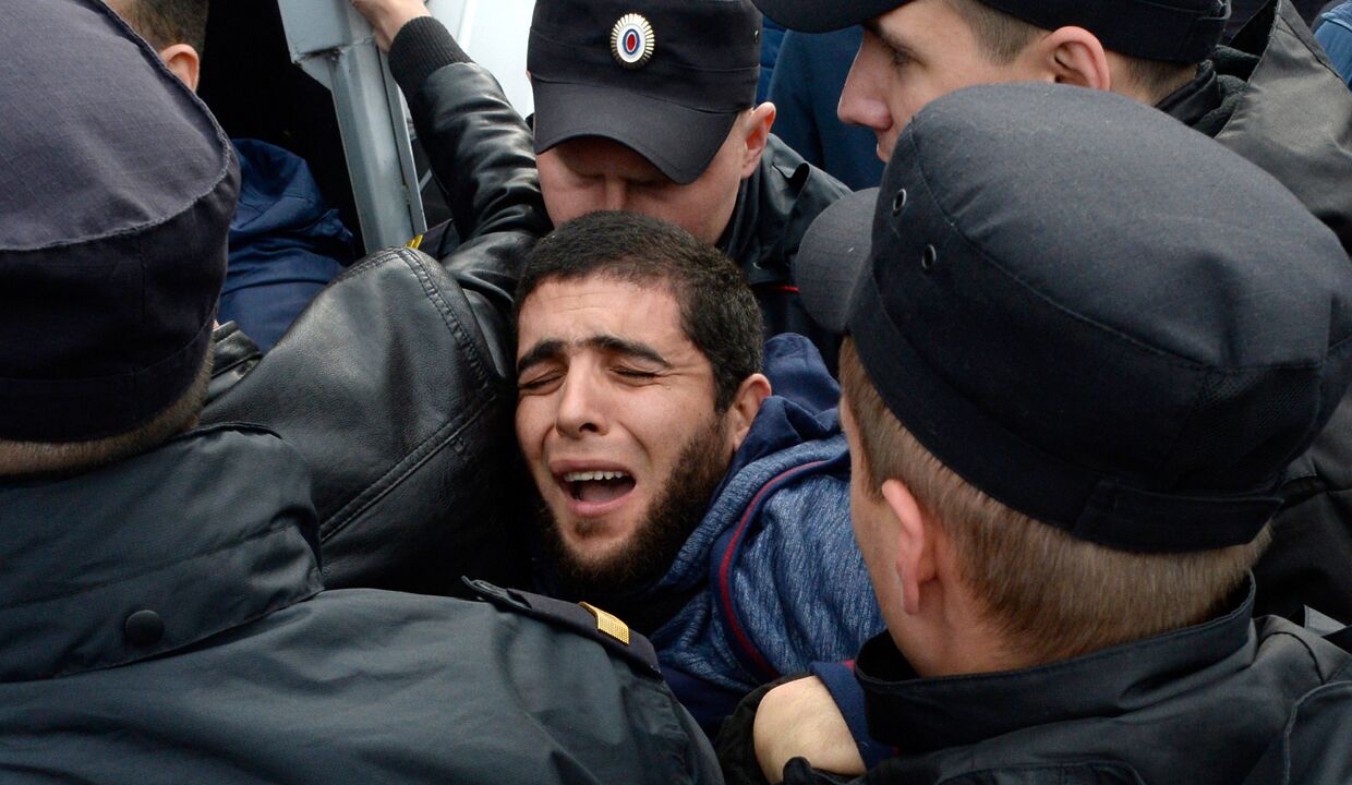 Российские полицейские задержали участника несанкционированного митинга на Дворцовой площади в Санкт-Петербурге