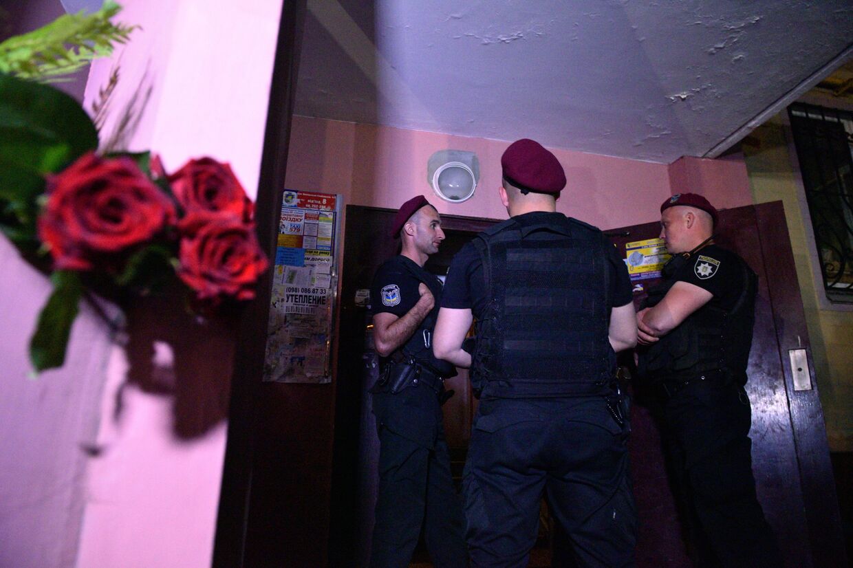 Сотрудники полиции возле дома в Киеве, где был застрелен российский журналист Аркадий Бабченко
