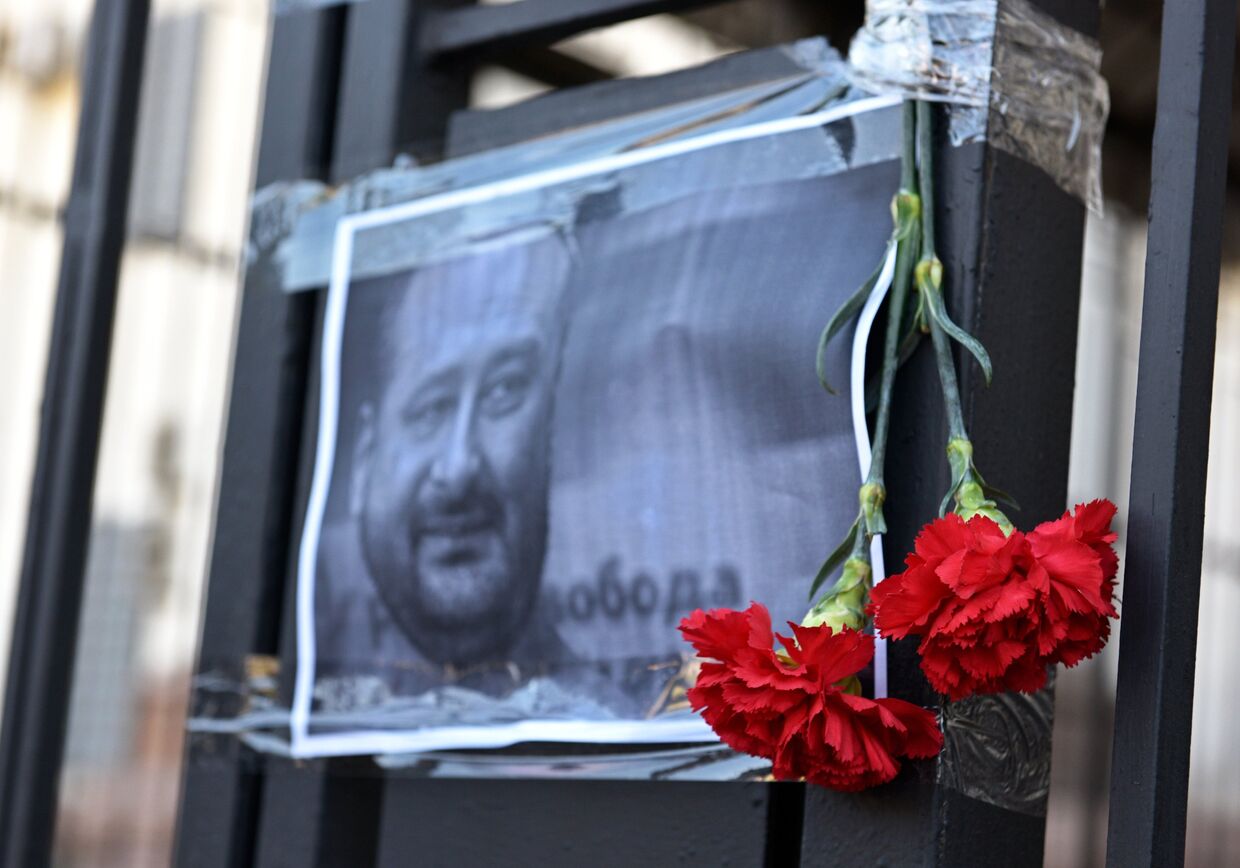 Цветы в память об убитом российском журналисте Аркадии Бабченко у здания посольства РФ в Киеве. 30 мая 2018