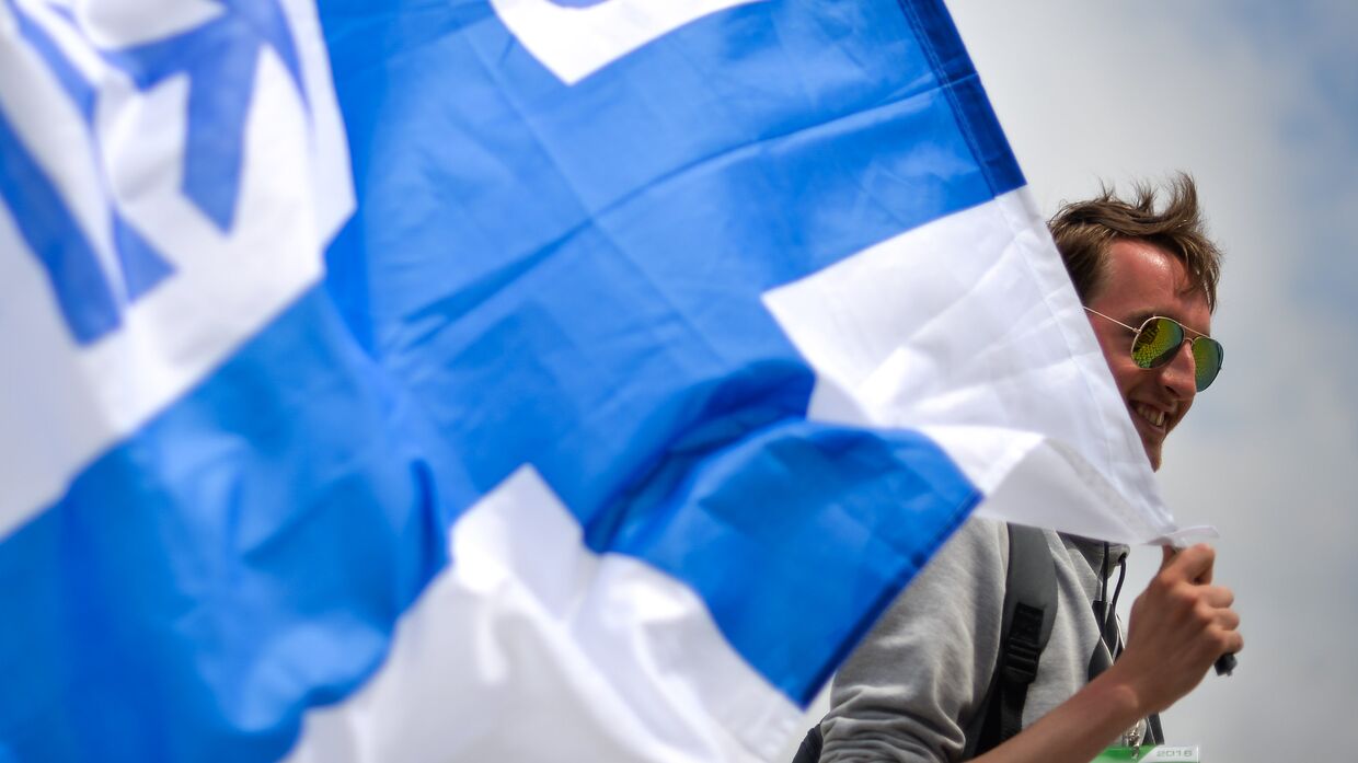 Болельщик с финским флагом в Олимпийском парке перед стартом гонки российского этапа чемпионата мира по кольцевым автогонкам в классе Формула-1.