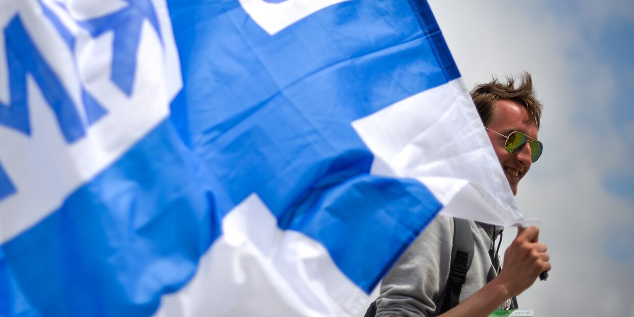 Болельщик с финским флагом в Олимпийском парке перед стартом гонки российского этапа чемпионата мира по кольцевым автогонкам в классе Формула-1.