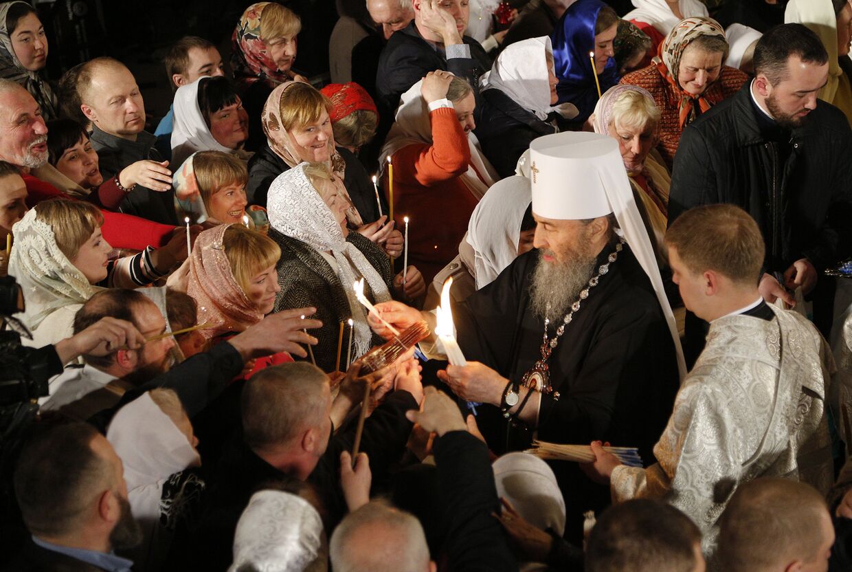 Митрополит Онуфрий во время пасхальной службы в Киеве