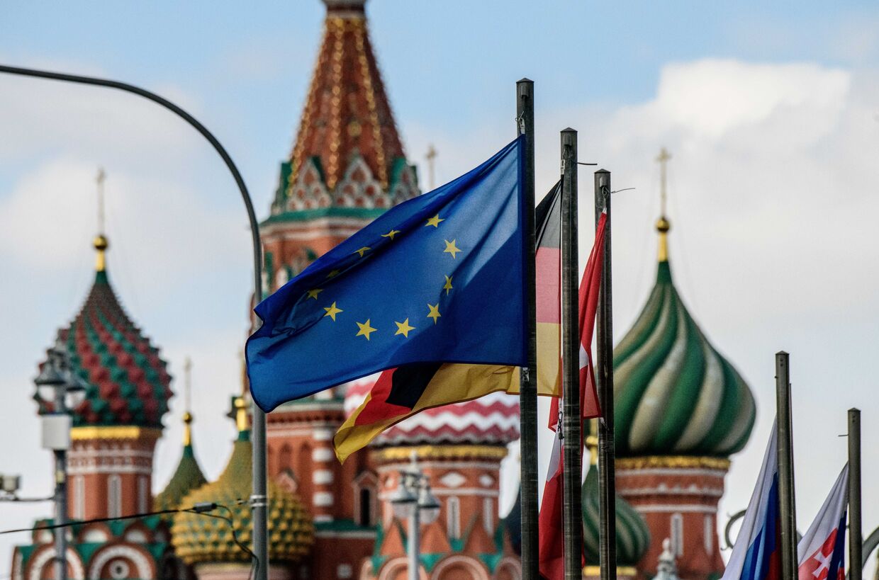 Флаги европейских государств и Евросоюза на фоне храма Василия Блаженного в Москве