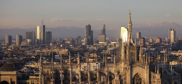 Вид на готический собор Дуомо в Милане, Италия