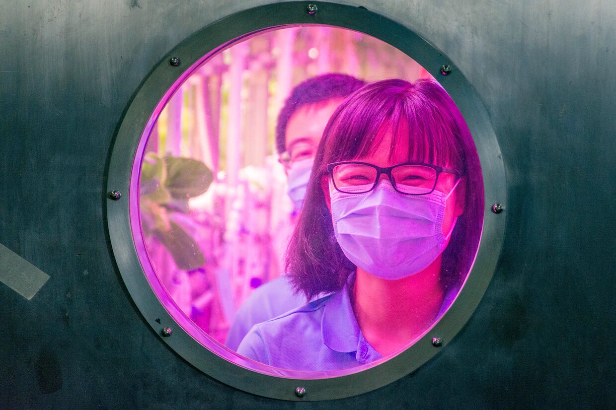 Студенты-добровольцы внутри лунной лаборатории, имитирующей лунную среду в Пекине