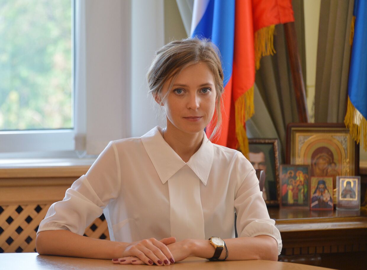 Прокурор Республики Крым Наталья Поклонская в рабочем кабинете в Крыму