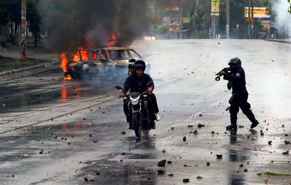 Полиция во время анти-провительственной акции протеста против президента Никарагуа Даниэля Ортеги в Манагуа