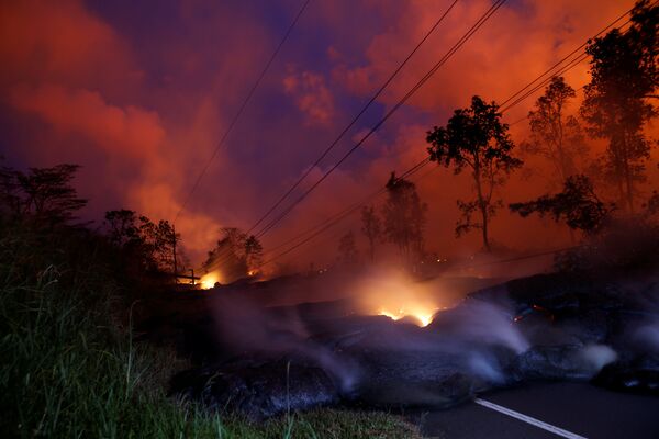 Вулканические газы поднимаются из потока лавы фулкана Килауэа на Гавайях