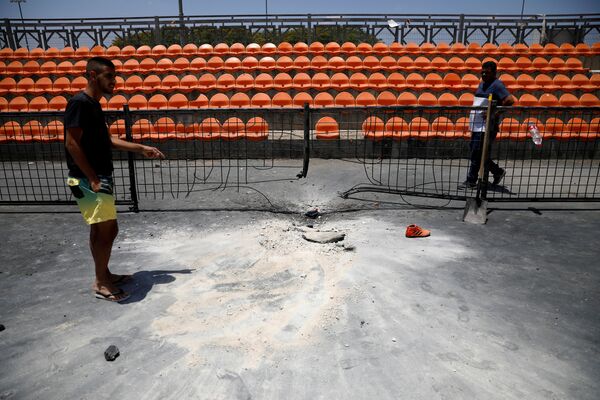 Спортивная площадка, поврежденная ракетой, выпущенной из сектора Газа, в Нетивоте, Израиль