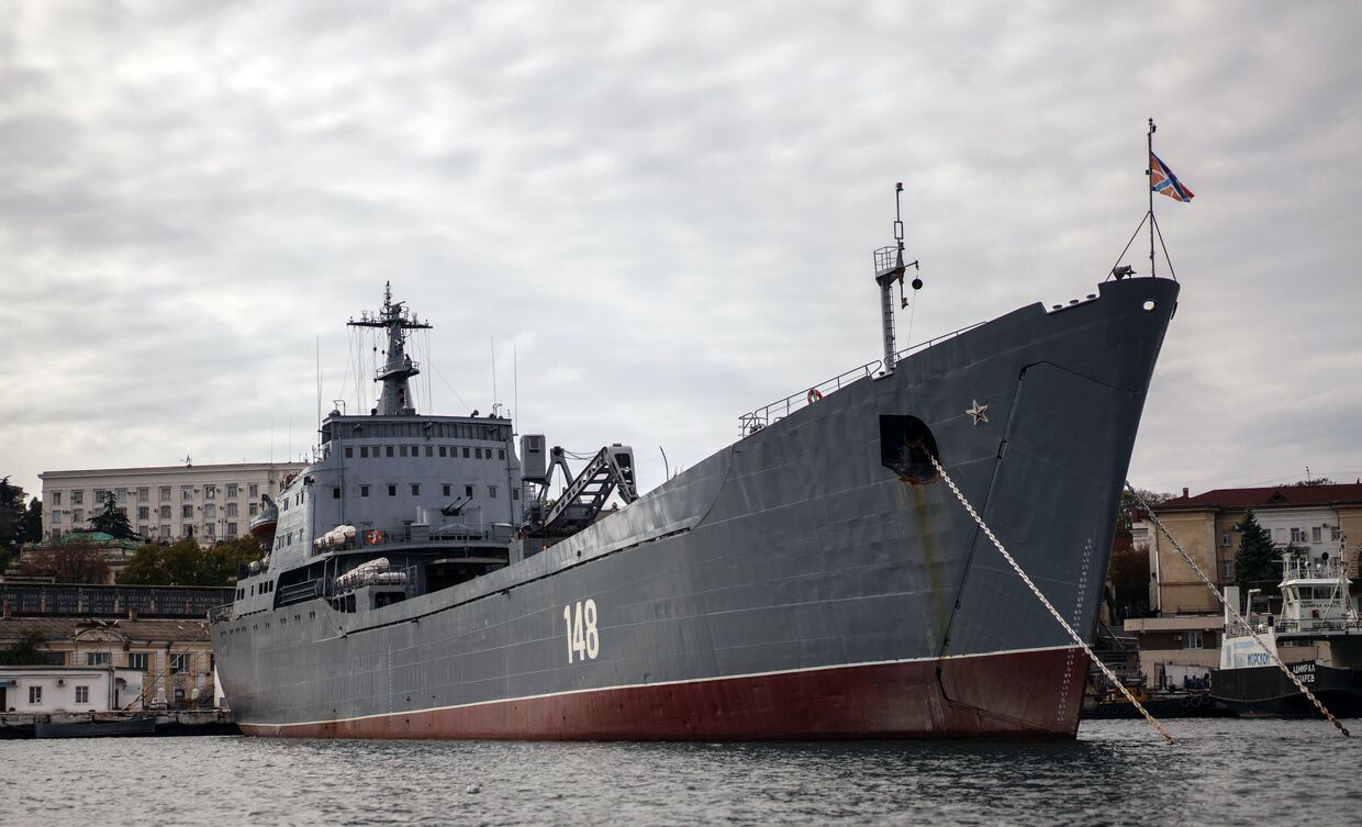 Большой десантный корабль Орск Черноморского флота РФ в акватории Севастополя