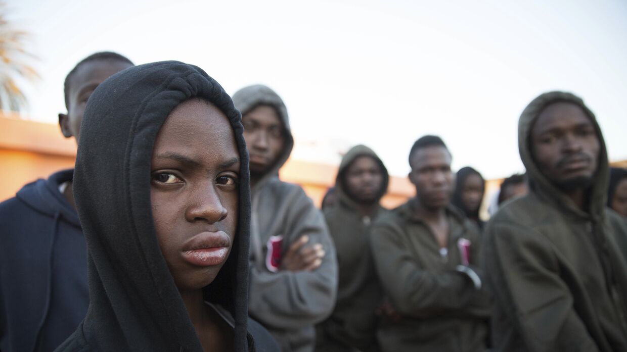 Мигранты из Мали, спасенные у побережье Ливии в Триполи