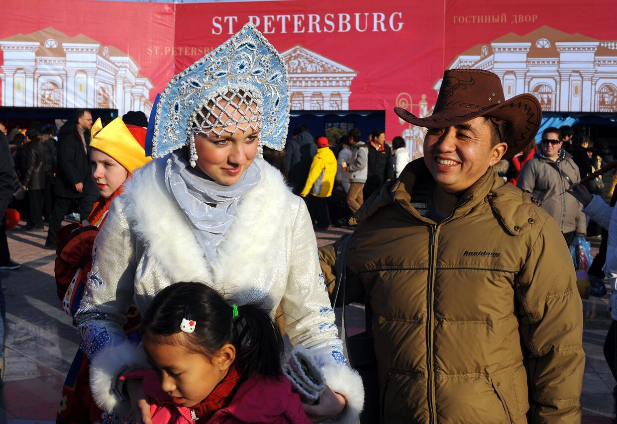 Девушка позирует на фестивале в честь китайского нового года в Пекине