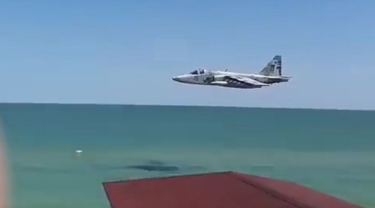 Украинский Су-25 пронесся над пляжем
