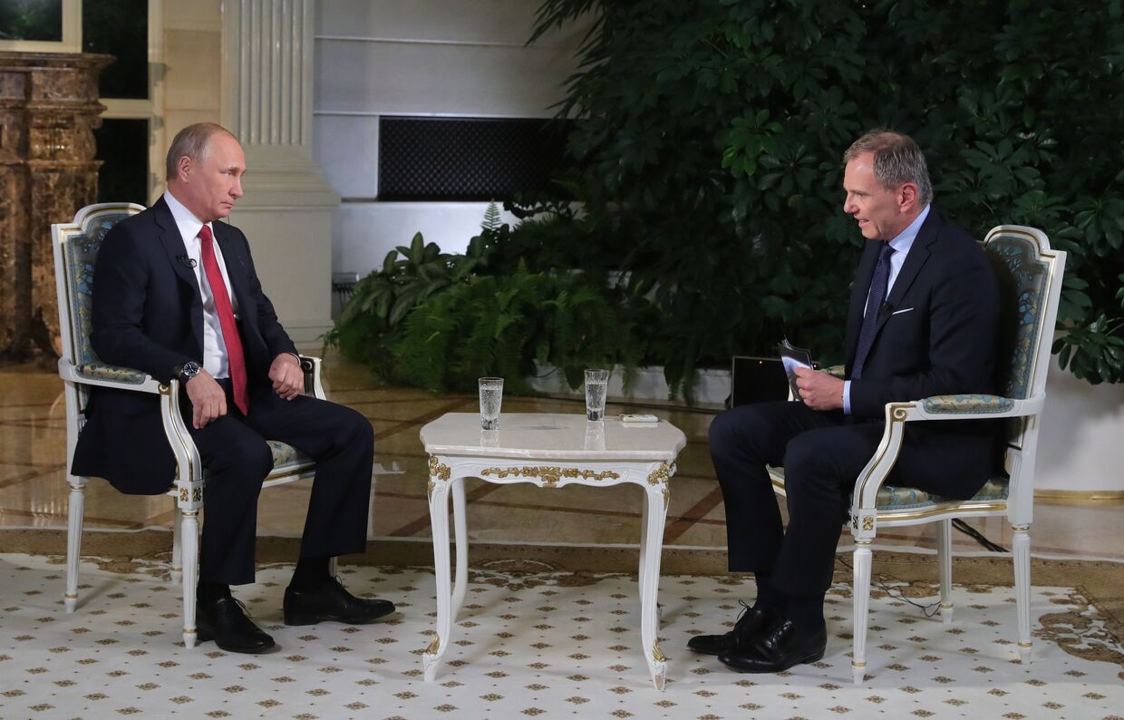 Владимир Путин во время интервью журналисту австрийской телерадиокомпании ORF Армину Вольфу в Кремле. 4 июня 2018