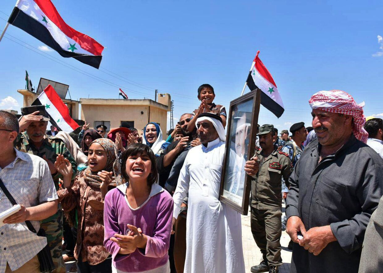 Местные жители приветствуют сирийских военных в провинции Хомс, Сирия