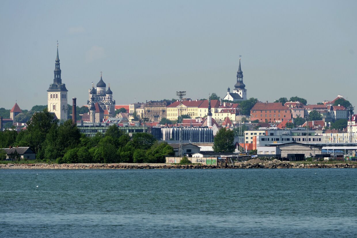 Таллин. Вид на Старый город с пляжа в Кадриорге