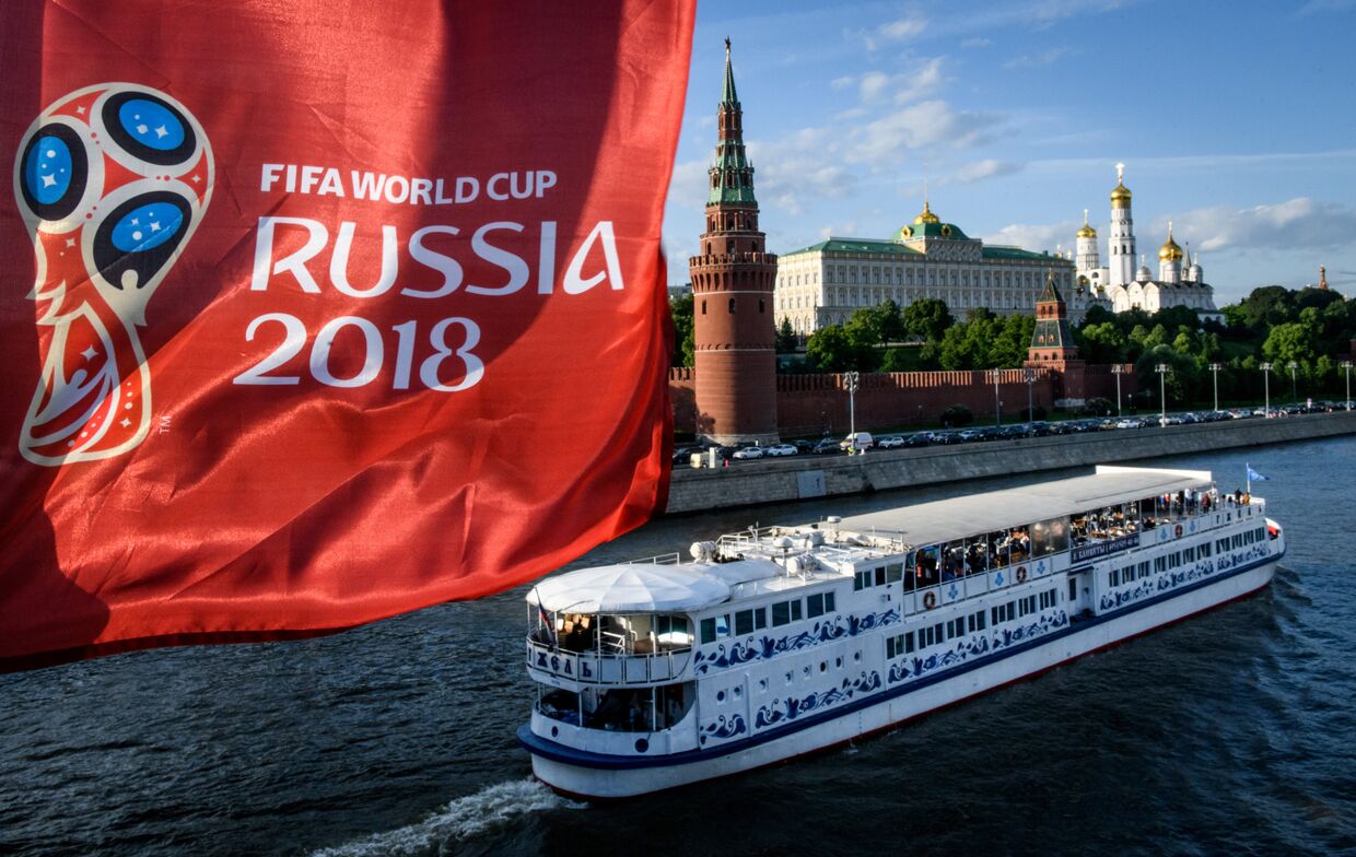 Флаг ЧМ-2018 по футболу на фоне московского кремля