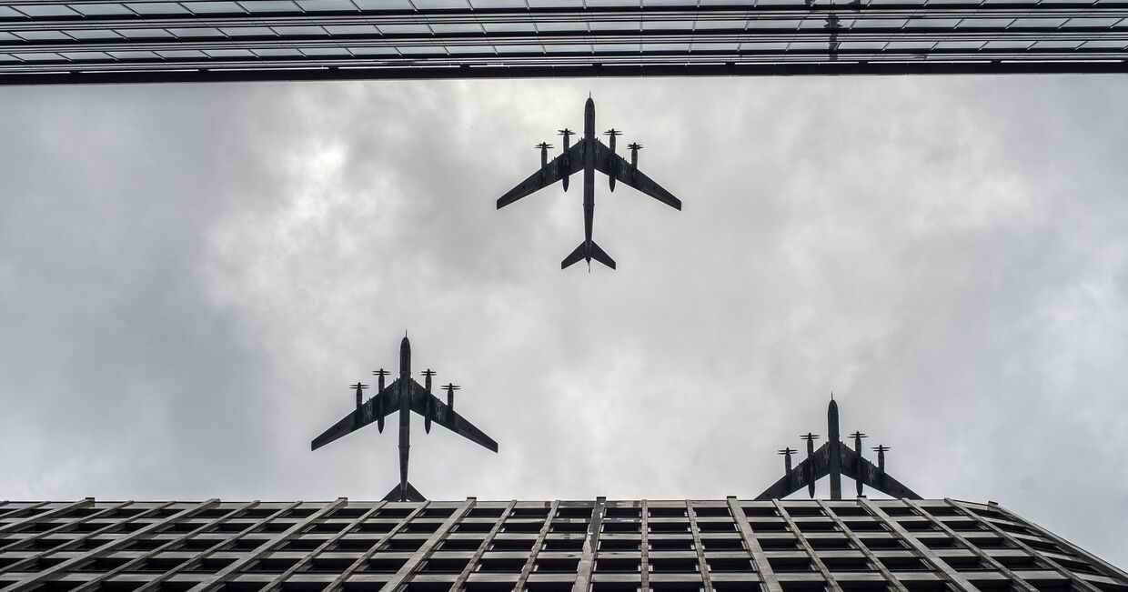 Стратегические бомбардировщики-ракетоносцы Ту-95 МС на тренировке групп парадного строя авиации к параду Победы