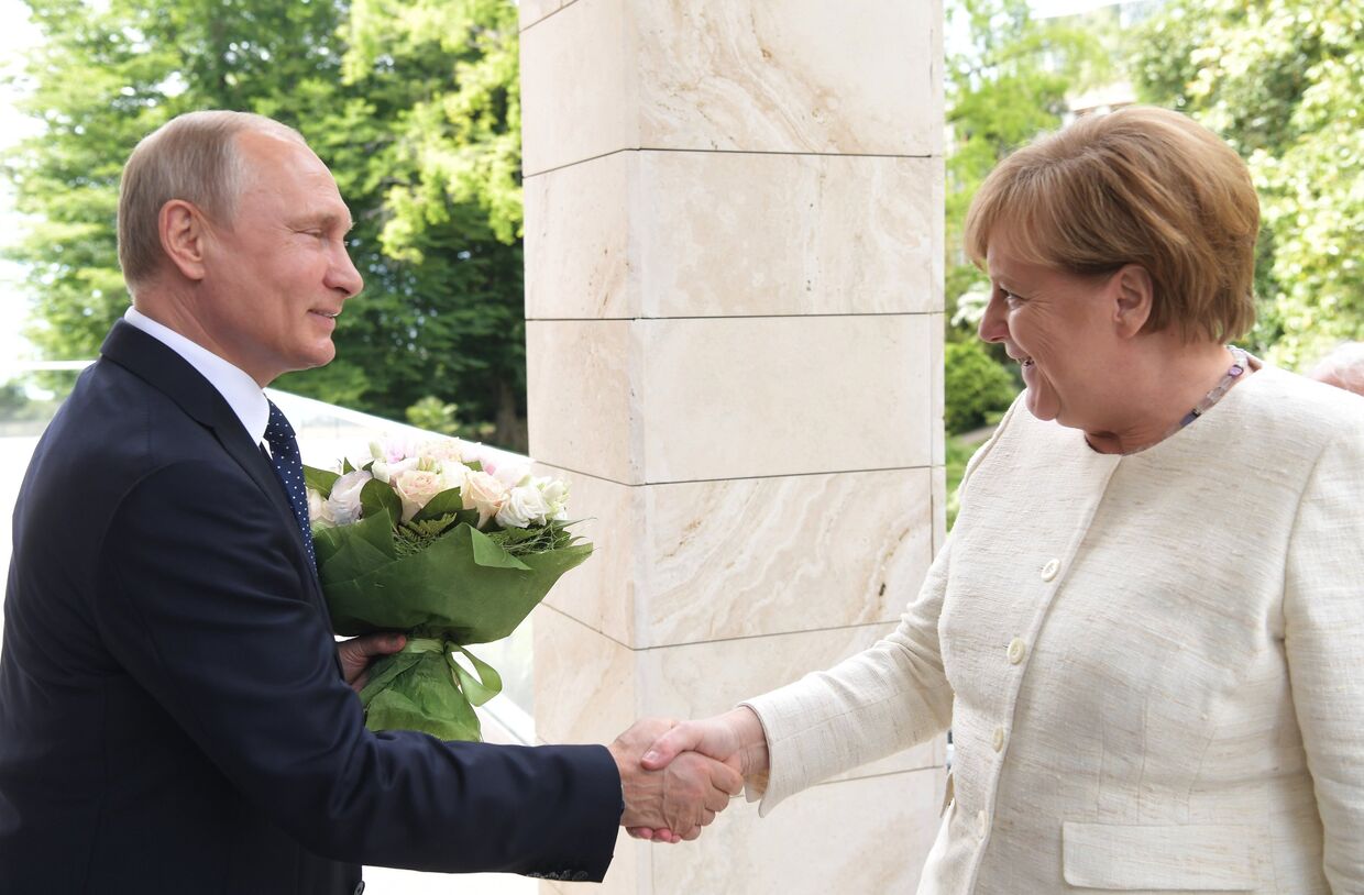 Президент РФ Владимир Путин и федеральный канцлер ФРГ Ангела Меркель во время встречи в Сочи