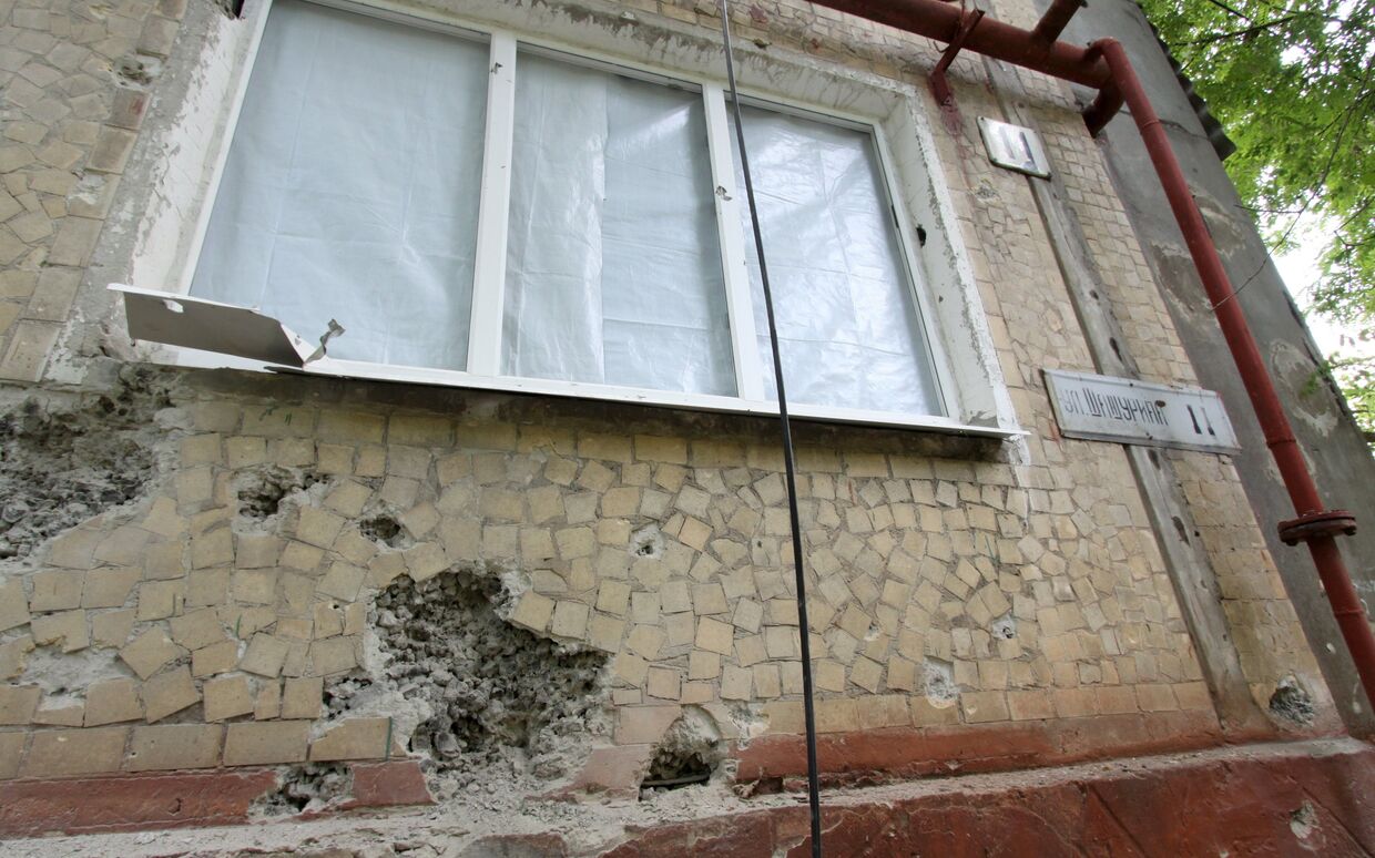 Жилой дом, пострадавший в результате обстрела, в поселке Горловка Донецкой области