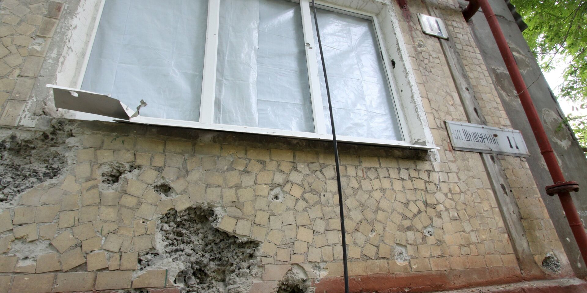 Жилой дом, пострадавший в результате обстрела, в поселке Горловка Донецкой области - ИноСМИ, 1920, 01.07.2023