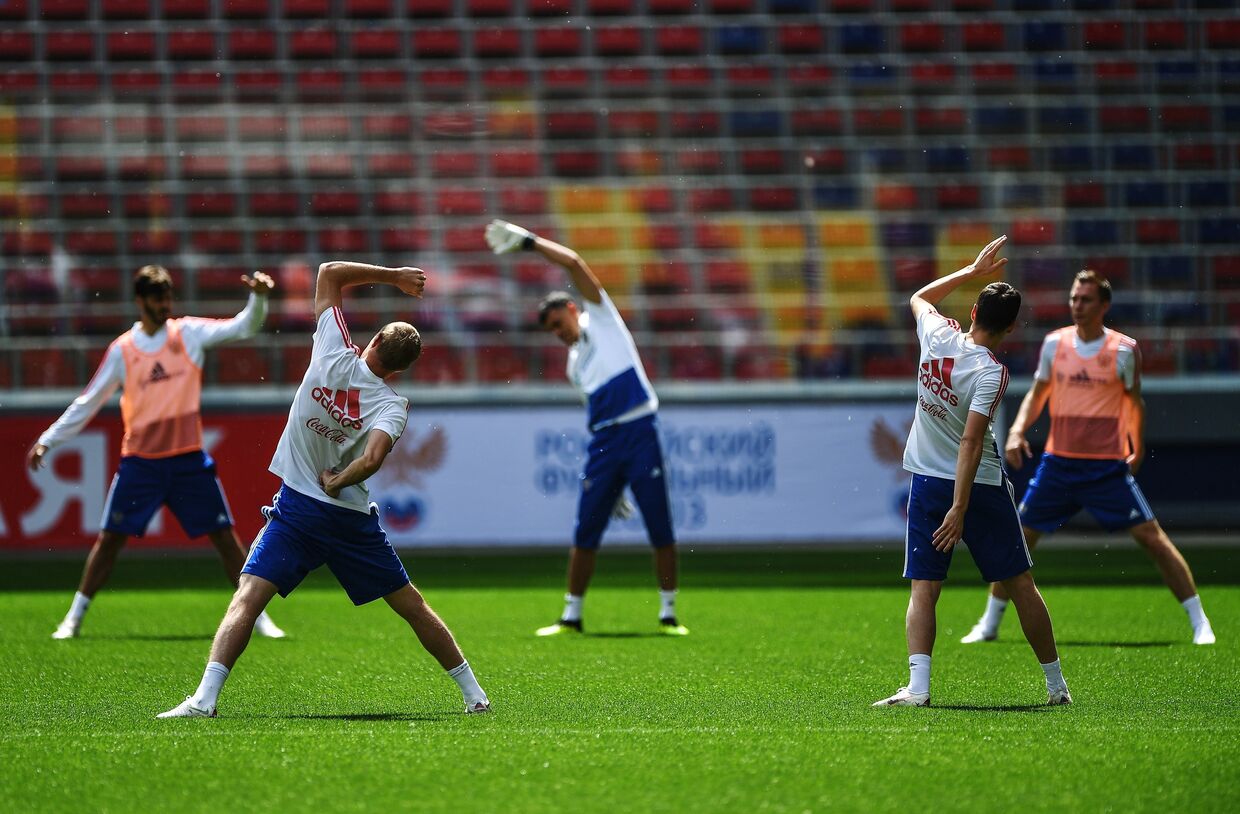 Игроки сборной России во время тренировки перед матчами чемпионата мира по футболу 2018.