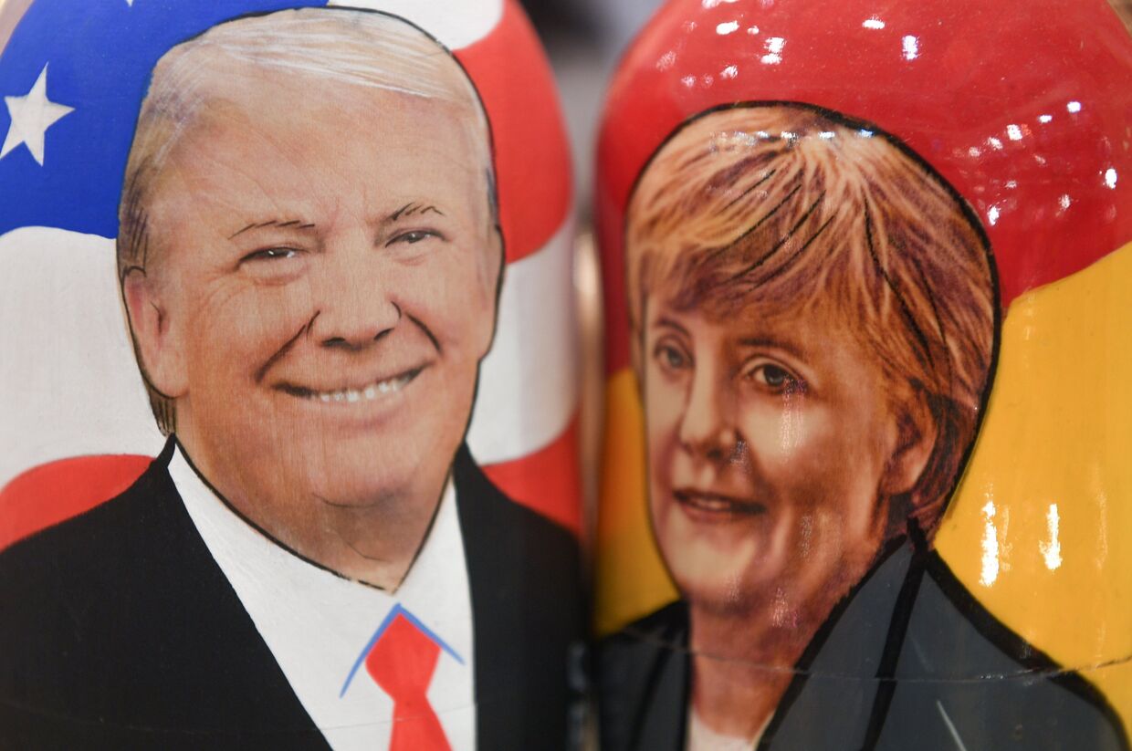 Матрешки с изображением президента США Дональда Трампа и канцлера Германии Ангелы Меркель